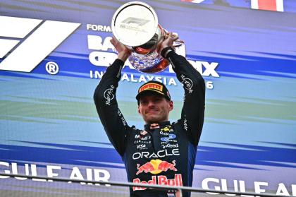Ο Verstappen έσπασε το ρόδι μέσα στο χάος της Sepang 
